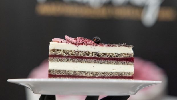 Cât a cerut un restaurant italian pentru a tăia un tort adus de la cofetărie. Nota de plată a devenit virală