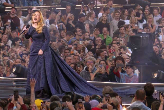 Decizie neașteptată a germanilor. Au interzis jurnaliștilor să o fotografieze pe Adele în concert la München, dar publicul are voie cu telefoane mobile