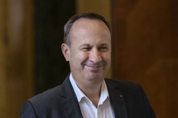 Nu poţi cere copiilor să citească „Moara cu noroc”, când ei stau toată ziua cu ochii în tabletă, spune Câciu