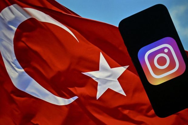 O femeie din Turcia, arestată după ce l-a criticat pe Erdogan pentru că a blocat accesul la Instagram. De ce a fost acuzată