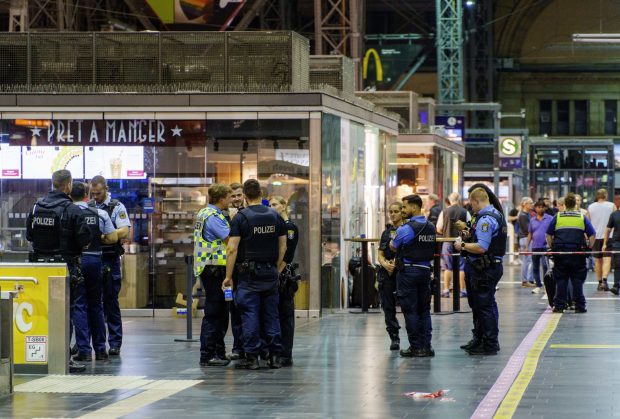 Bărbat executat cu 5 focuri de armă, în Gara Centrală din Frankfurt. Trăgătorul a fost arestat