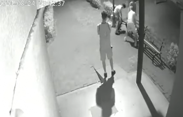 Patru tineri au fost filmați în timp ce fură o bancă din Bacău. Polițiștii îi caută pe hoți. VIDEO