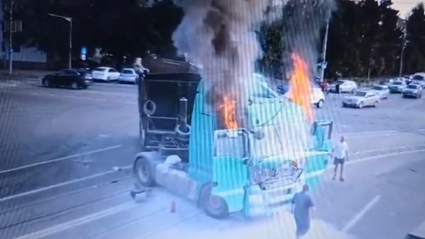 Momentul dramatic în care un camion ia foc într-o intersecție din Iași, după un accident în care a fost lovit de un autoturism. VIDEO