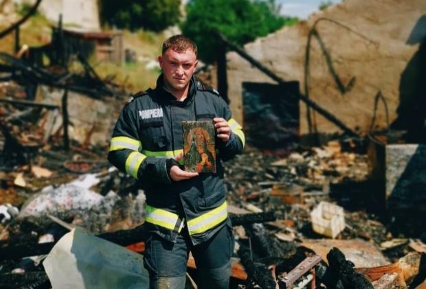 O icoană a Maicii Domnului a rămas intactă într-o casă distrusă de un incendiu devastator, în Bistrița: „Un semn divin”