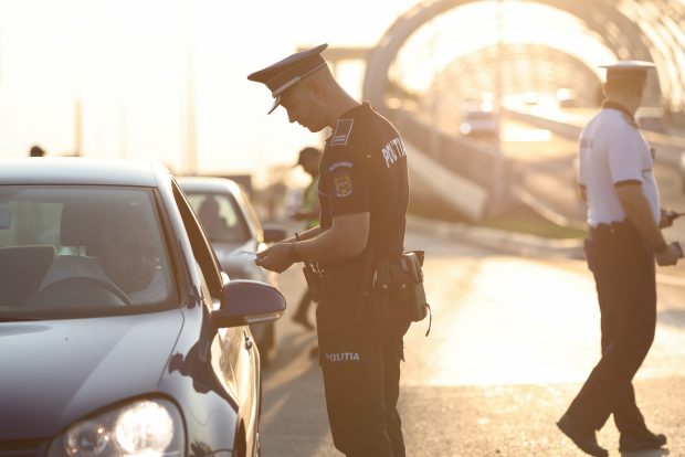 Cum a sancționat o instanță ambiguitatea expresiei „a fi sub influența”. Un polițist judecat pentru consum de droguri a fost achitat prin consultarea DEX