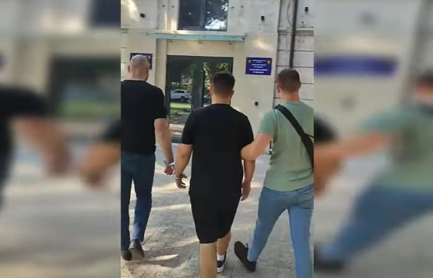 Un român căutat prin Interpol a fost prins în Republica Moldova. Bărbatul, acuzat că a lovit o persoană cu un topor