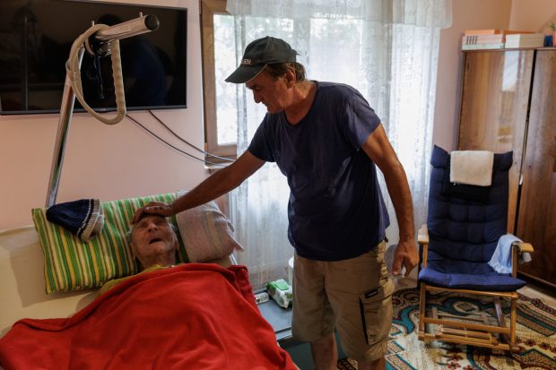 REPORTAJ Viața la 111 ani. Ilie Ciocan, cel mai în vârstă român, trăiește în Galicea, Vâlcea, și e îngrijit cu devotament de nepoții pe care nu i-a iubit: „I-am promis tatei că o să avem grijă de el!” 