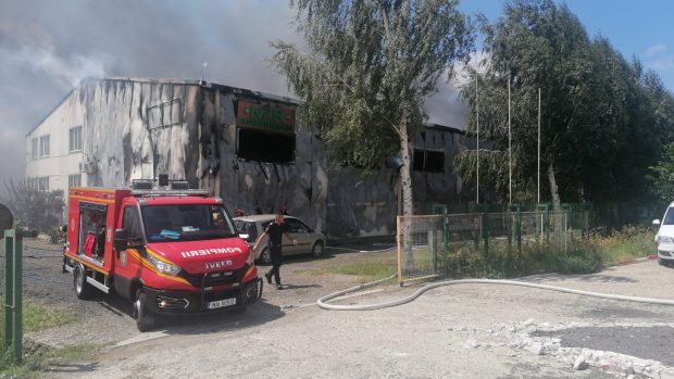 Incendiu puternic la o fabrică de furnir din Brăila. O persoană a fost găsită carbonizată