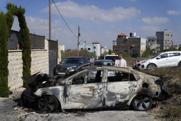 Case și mașini dintr-un sat de palestinieni din Cisiordania, incendiate de coloniștii israelieni