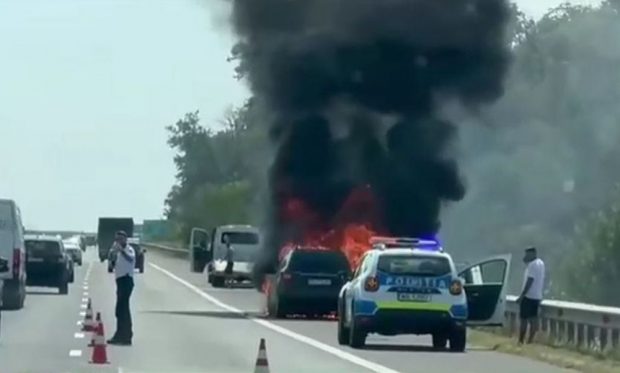 Mașină în flăcări pe Autostrada A3, București – Ploiești. Traficul a fost blocat spre Capitală
