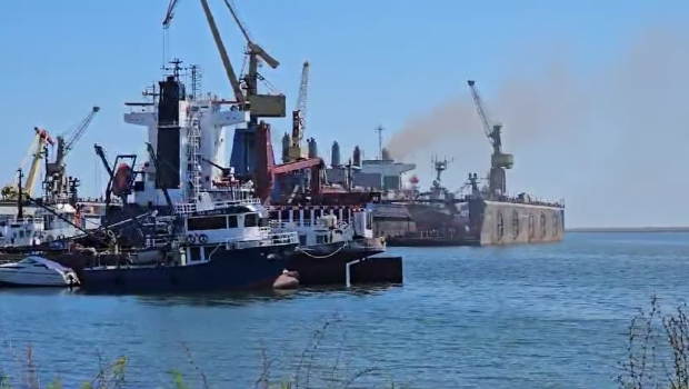 UPDATE: Patru oameni au murit pe vaporul care a luat foc în şantierul naval Midia. Cauza incendiului, necunoscută
