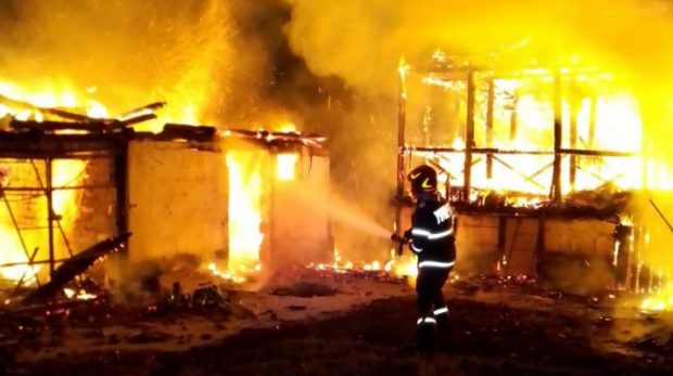 Incendiu puternic în Vâlcea. Ard o casă, anexe, utilaje agricole şi o moară din Copăceni. Trei persoane, asistate medical
