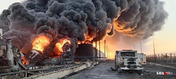 Un depozit de petrol din regiunea Rostov lovit de ucraineni arde de șase zile și focul a ajuns la casele din oraș