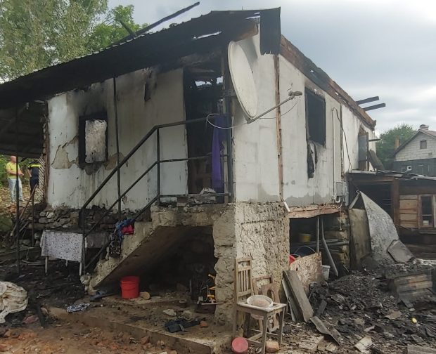 Un băiețel de 6 ani a murit, iar o femeie e dată dispărută, după un incendiu la o casă din comuna vâlceană Vaideeni