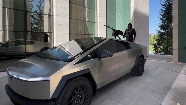 Ramzan Kadîrov se laudă că a primit un cybertruck Tesla cadou pentru soldații săi, de la Elon Musk: „Un adevărat animal invulnerabil”