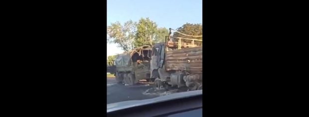 Momentul atacului ucrainean asupra unui convoi militar. 15 camioane făcute scrum, înșirate de-a lungul unei autostrăzi VIDEO