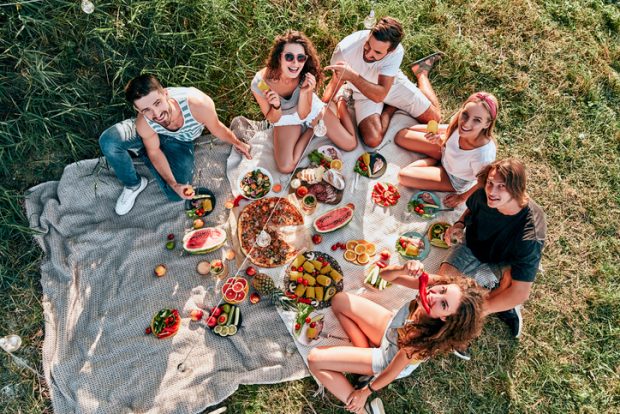 Picnic la iarbă verde? Nu trebuie să-ți lipsească gustările reci