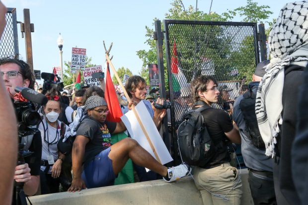 Patru manifestanți propalestinieni, arestați la Convenția Democraților. Unii dintre ei au încercat să întrerupă discursul lui Joe Biden | VIDEO