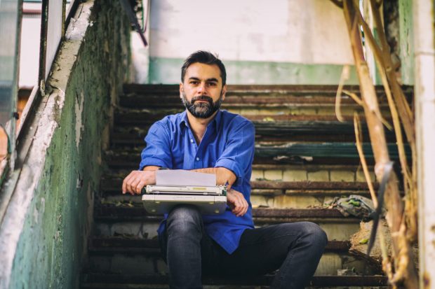 Marius Chivu, scriitor, despre readaptarea de la sat la oraș: „După trei ani de prospețime și de zgomote ale naturii, suport cu greu traficul, noxele și agresivitatea stradală”