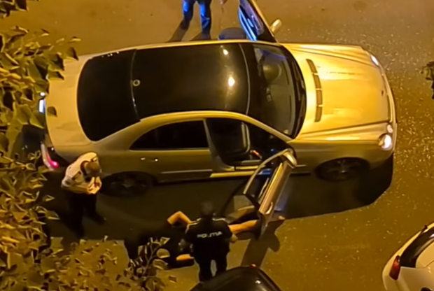 Șofer întins lângă mașină, încătușat, după ce polițiștii l-au urmărit prin Timișoara. VIDEO