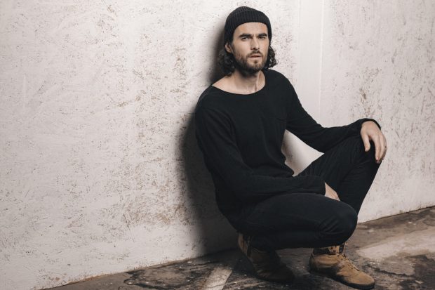 Interviu | Mihail, artistul român care a cântat la Glastonbury, festivalul legendar din Anglia: „Aș putea vorbi ore-n șir despre natură, dar n-aș putea să-ți spun cu cine să votezi în necunoștință de cauză” 