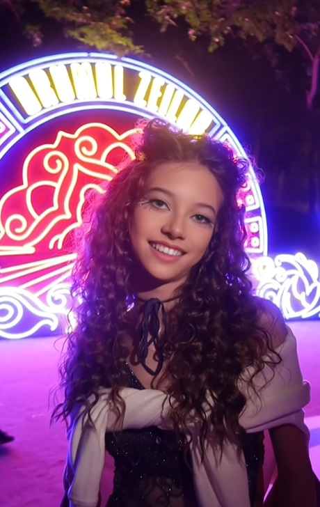 Cum a apărut Iulia Albu cu fiica Mikaela la festivalul Summer Well. Fanii au reacționat: „Ești atât de frumoasă Mikaela, semeni cu mama ta” 2 mikaela fiica iulia albu 6
