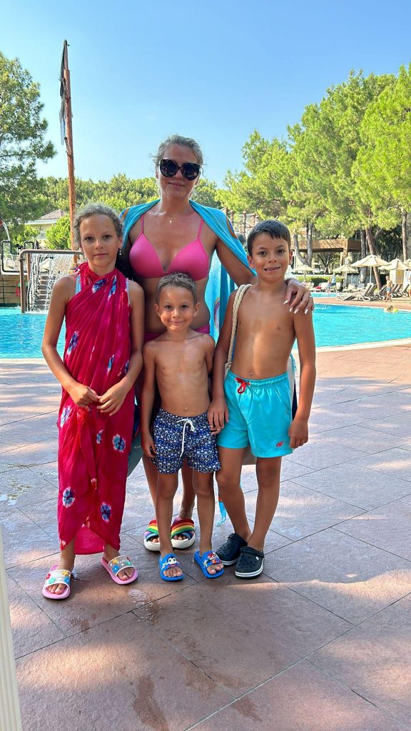Mirela Vaida s-a plâns după vacanța cu copiii, în Turcia. De ce nu s-a relaxat: „Unul vrea în apă, altul vrea la toaletă, celuilalt îi e foame sau sete” 1 mirela vaida vacanta turcia 13