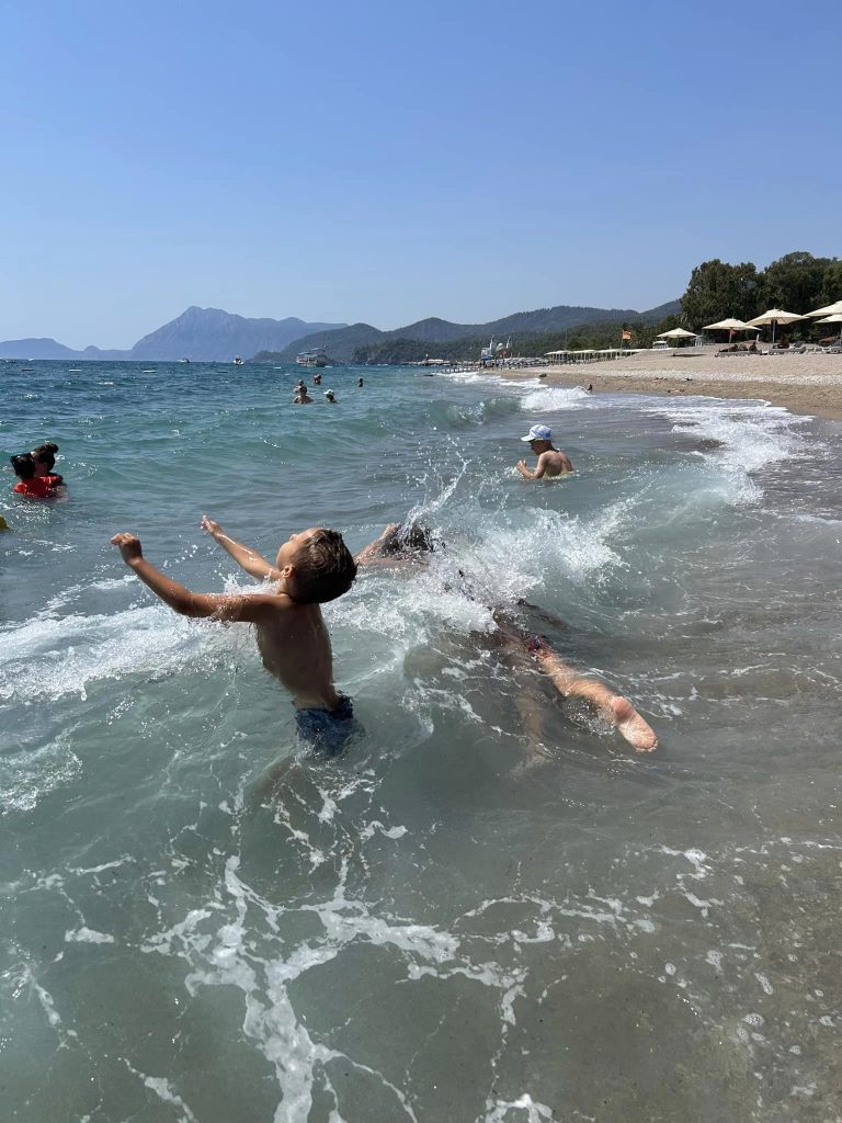 Mirela Vaida s-a plâns după vacanța cu copiii, în Turcia. De ce nu s-a relaxat: „Unul vrea în apă, altul vrea la toaletă, celuilalt îi e foame sau sete” 11 mirela vaida vacanta turcia 3