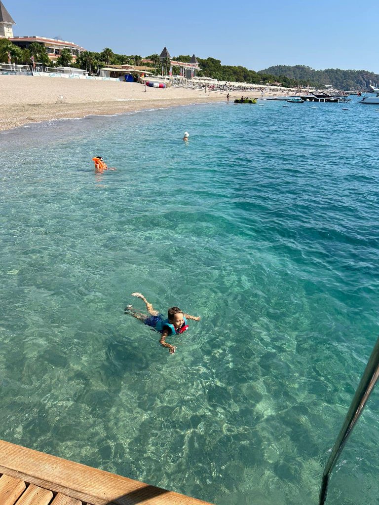 Mirela Vaida s-a plâns după vacanța cu copiii, în Turcia. De ce nu s-a relaxat: „Unul vrea în apă, altul vrea la toaletă, celuilalt îi e foame sau sete” 5 mirela vaida vacanta turcia 9