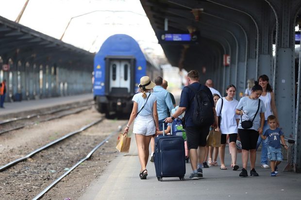 Întârzieri de până la șase ore ale unor trenuri de pasageri, sâmbătă dimineață. Anunțul CFR