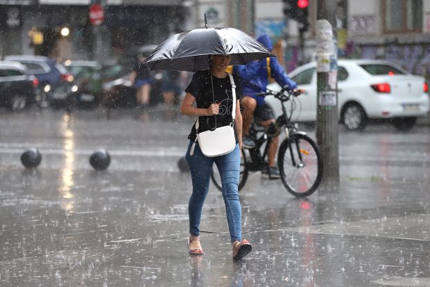 Meteorologii anunţă ploi în toată ţara, până joi. Vremea se răceşte în Bucureşti