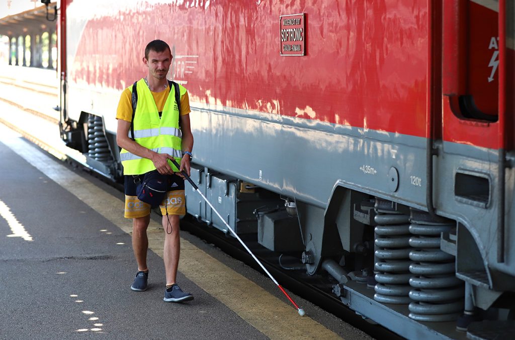 Sebastian Frent, nevăzătorul care cuprinde căile ferate din România în telefonul lui cu butoane: „Eu înțeleg cel mai bine expresia «glasul roților de tren»” 2 mitus nevazator fotograf trenuri 10