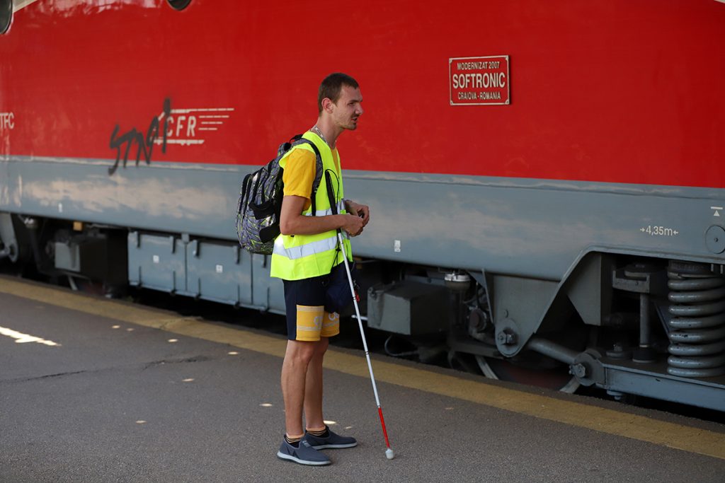 Sebastian Frent, nevăzătorul care cuprinde căile ferate din România în telefonul lui cu butoane: „Eu înțeleg cel mai bine expresia «glasul roților de tren»” 3 mitus nevazator fotograf trenuri 11