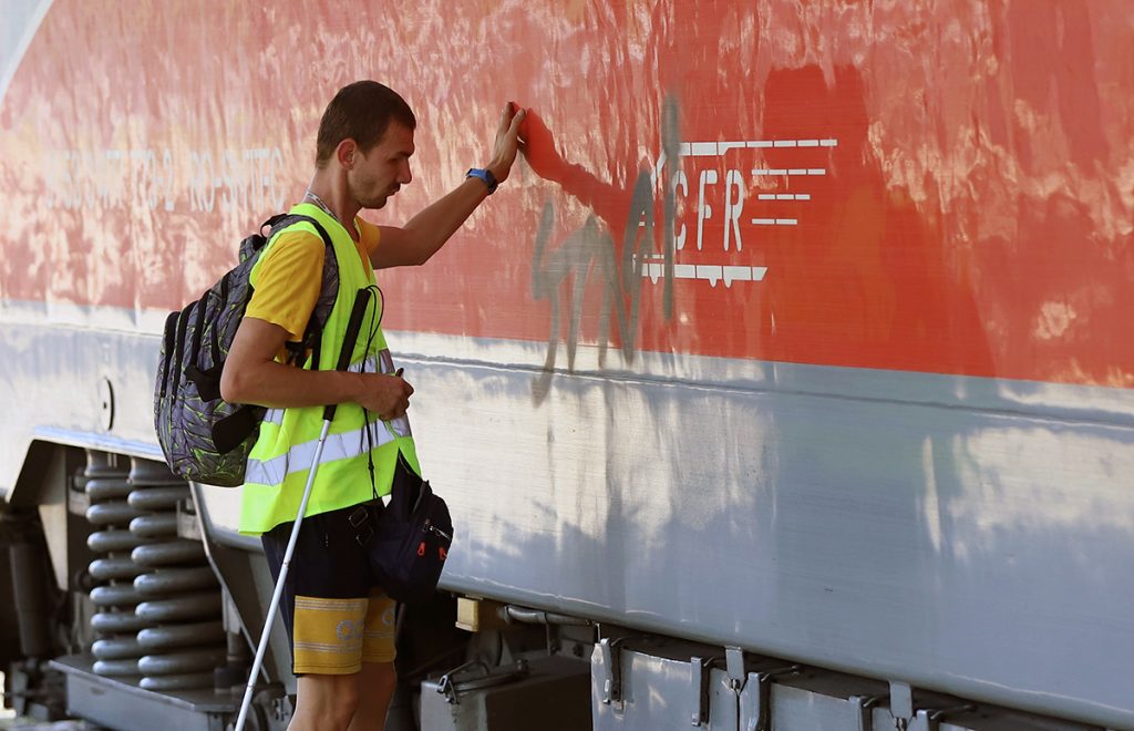 Sebastian Frent, nevăzătorul care cuprinde căile ferate din România în telefonul lui cu butoane: „Eu înțeleg cel mai bine expresia «glasul roților de tren»” 1 mitus nevazator fotograf trenuri 2