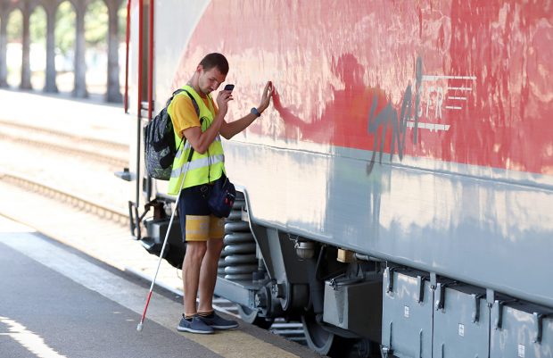 Sebastian Frent, nevăzătorul care cuprinde căile ferate din România în telefonul lui cu butoane: „Eu înțeleg cel mai bine expresia «glasul roților de tren»”