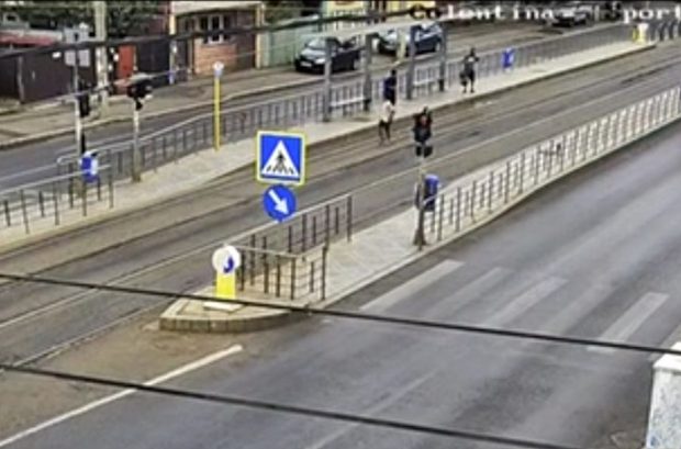 Momentul în care copilul de 13 ani înjunghie un bărbat într-o stație de tramvai din București. VIDEO
