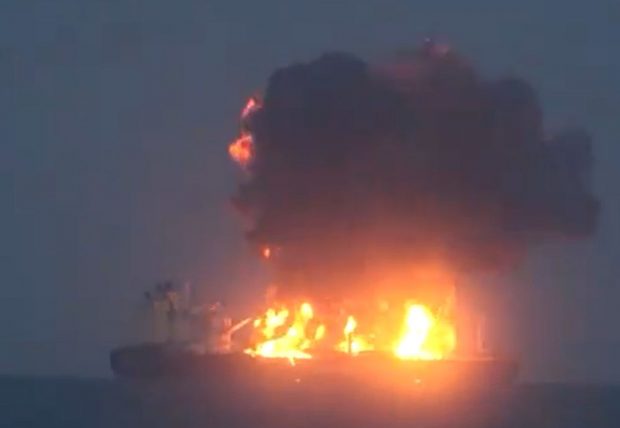 Un petrolier sub pavilion grecesc a luat foc și plutește în derivă în Marea Roșie. VIDEO