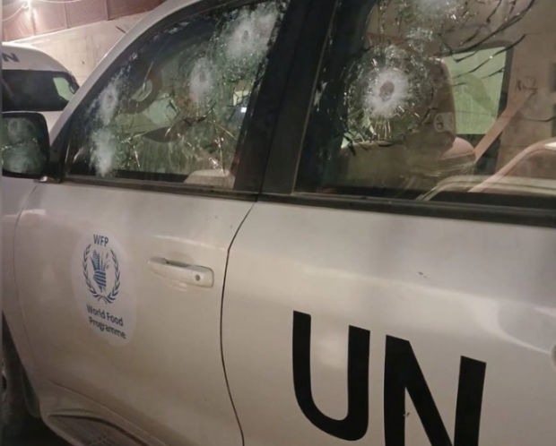 Un vehicul umanitar al ONU, lovit de tiruri israeliene în Gaza. Oamenii de la bord au fost salvați de blindaj