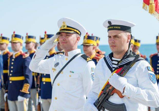 Trei persoane, printre care și un copil, au leșinat din cauza căldurii la Constanța, la Ziua Marinei
