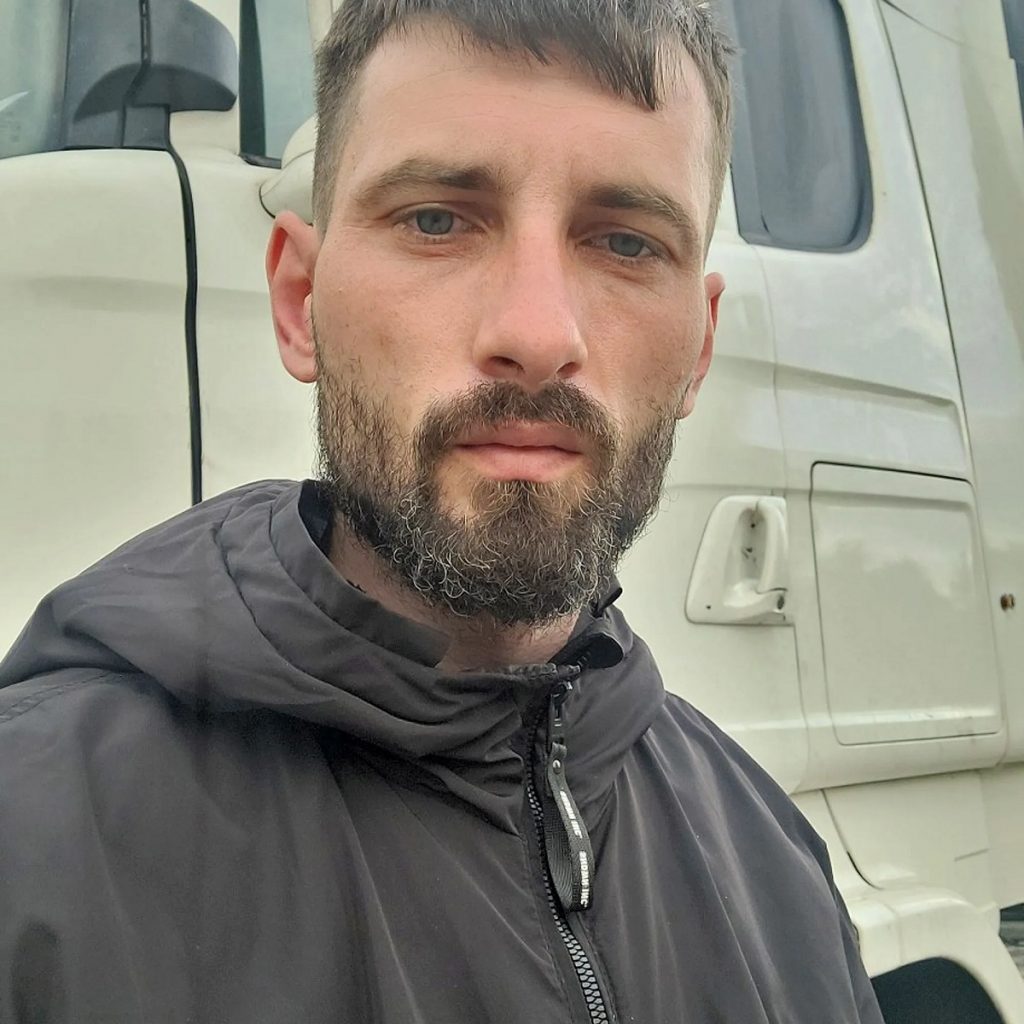 Românul care a înjunghiat de opt ori o fetiță de 11 ani, în Anglia, e șofer de TIR. Șeful extremei drepte britancie: „Un imigrant, până la urmă!” 1 pintaru camion