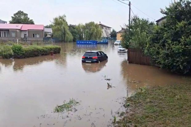 Furtunile din județul Constanța au făcut prăpăd în gospodării. „M-a distrus de tot. Sunt vai de capul meu”. Case inundate, plaje distruse și drumuri impracticabile