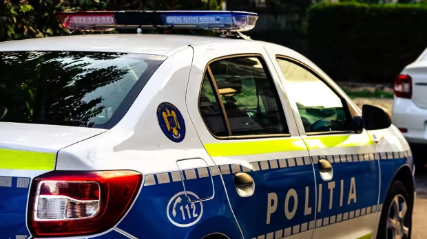 Un băiat de 15 ani din Vaslui, găsit spânzurat în curtea casei după mai multe zile. O vecină a anunțat Poliția