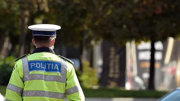 Polițist din Alba, suspectat că a luat mită și a introdus telefoane mobile într-un centru de reținere. A fost plasat în arest la domiciliu