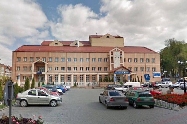 Bătaie în primăria din Toplița. Primarul ales a ajuns la spital, cu mâna ruptă: „M-a lovit în faţă de m-a trântit la pământ”