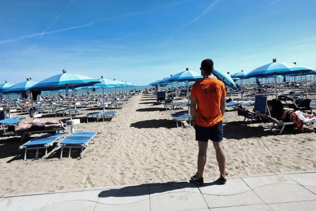 Ce amenzi riscă turiștii care poartă costum de baie în afara plajei, în stațiunile italiene