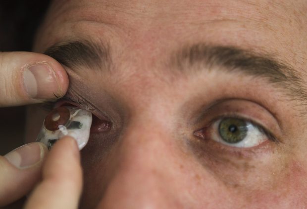 Eyeborg! Regizorul canadian Rob Spence și-a implantat o cameră video în globul ocular de sticlă