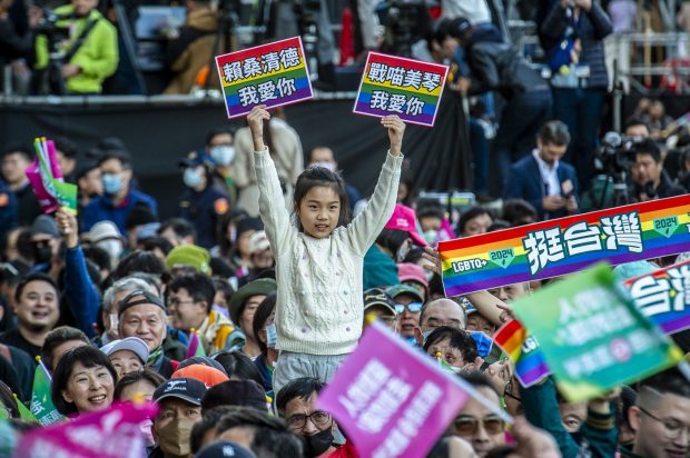 Decizie istorică pentru comunitatea LGBT în China: justiția a recunoscut că un copil poate avea două mame