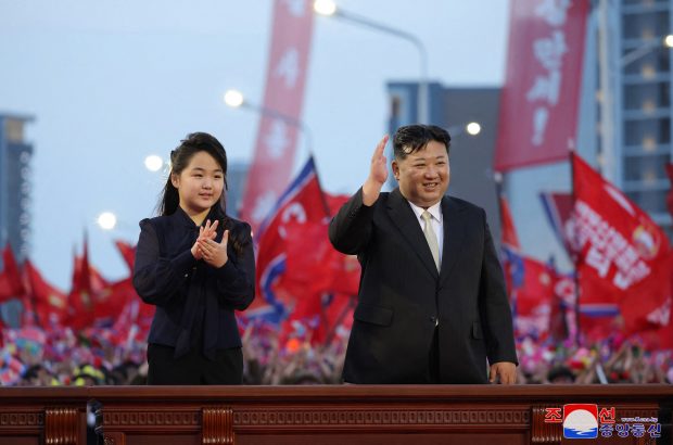 Kim Jong Un le-a interzis tinerelor să se coafeze și să se îmbrace la fel ca fiica lui. „Impact negativ asupra societăţii”