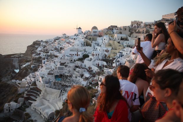Insula grecească Santorini, invadată de turişti. 17.000 de vizitatori, aşteptaţi zilnic. Localnicii, deranjați de aglomerație