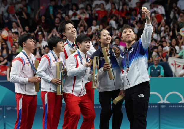 Sportivii nord-coreeni de tenis de masă care şi-au făcut un selfie cu sud-coreenii la JO 2024 sunt anchetați pentru „contaminare ideologică”